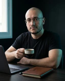 Cristiano Pereira tomando café